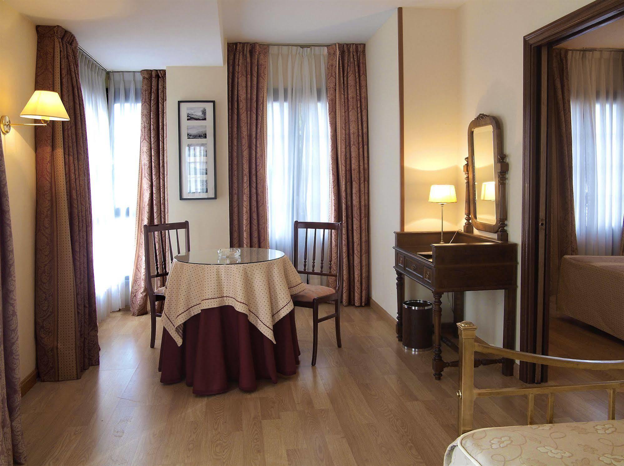 Hotel Y Apartamentos Arias Navia Ngoại thất bức ảnh