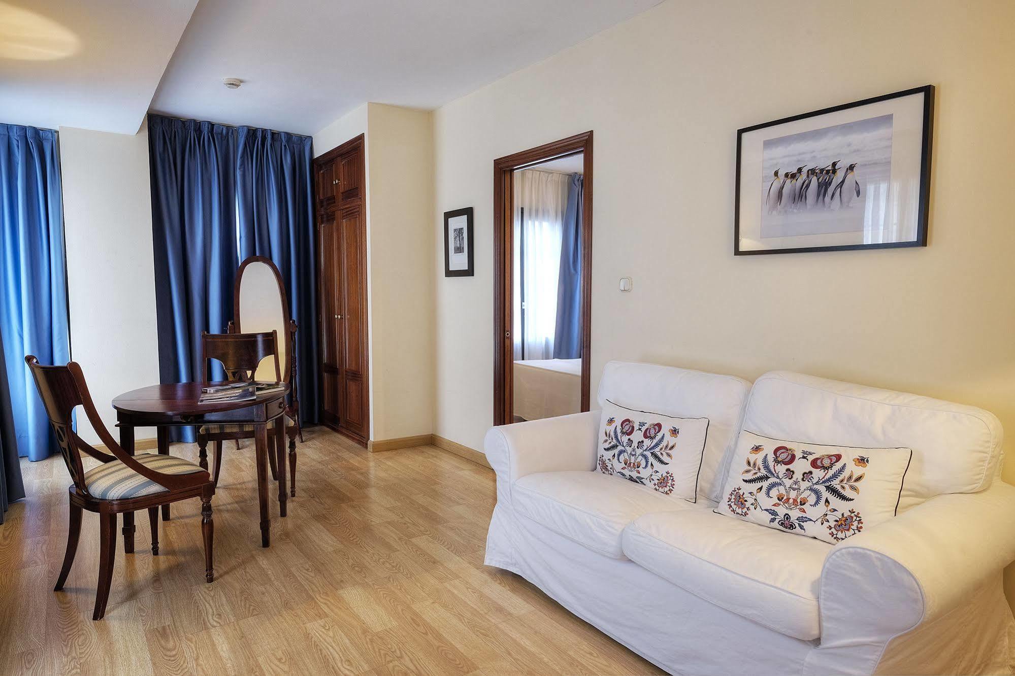 Hotel Y Apartamentos Arias Navia Ngoại thất bức ảnh
