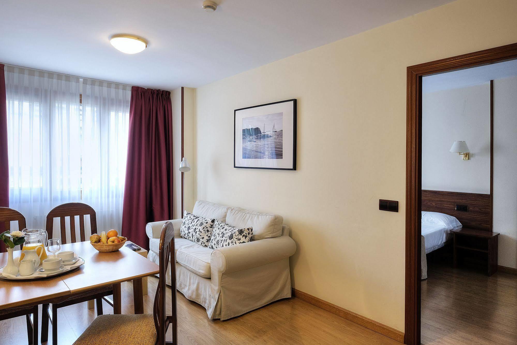Hotel Y Apartamentos Arias Navia Ngoại thất bức ảnh