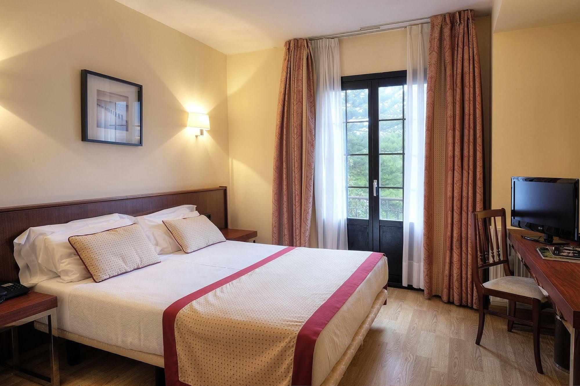 Hotel Y Apartamentos Arias Navia Ngoại thất bức ảnh