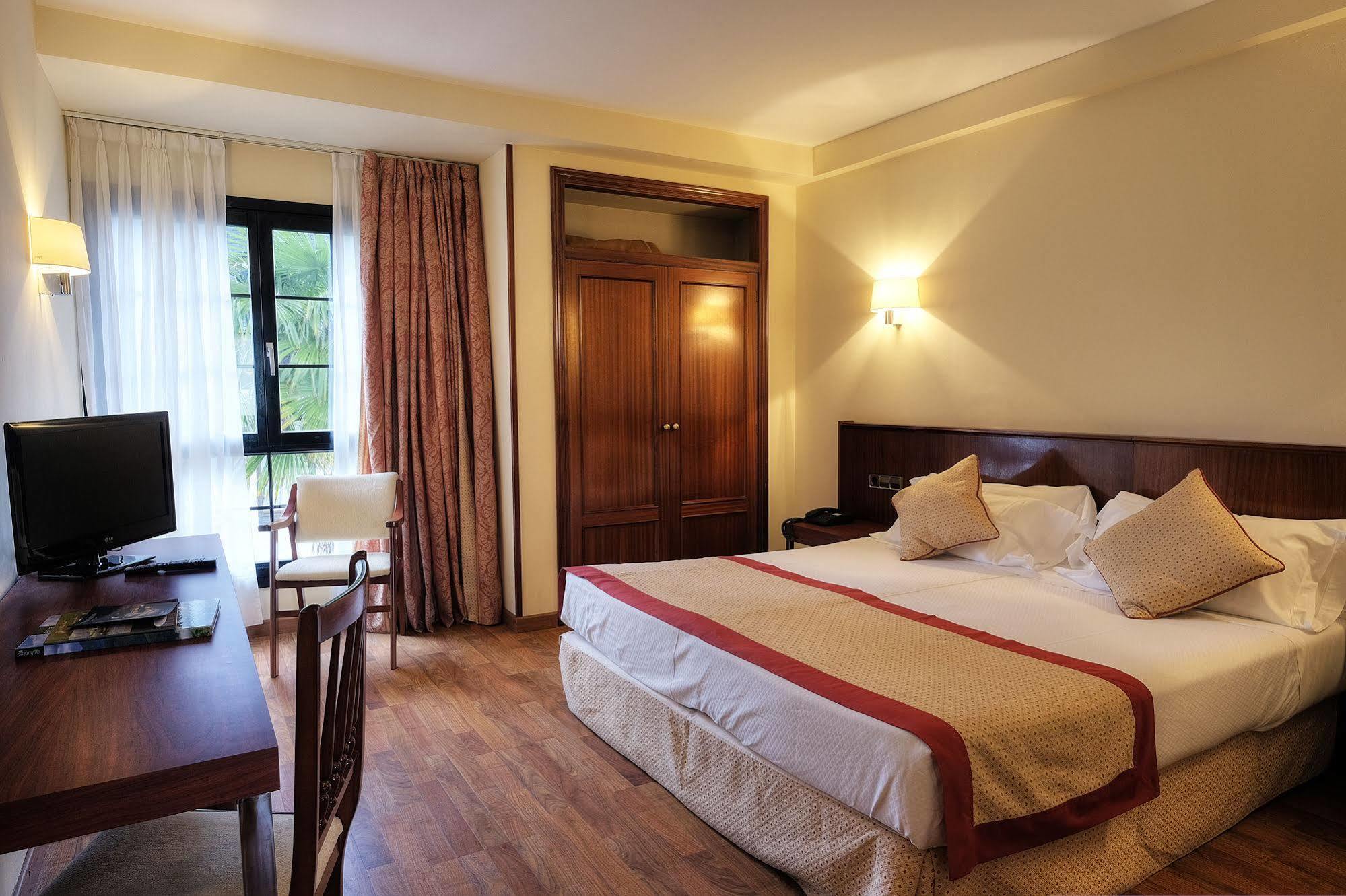 Hotel Y Apartamentos Arias Navia Ngoại thất bức ảnh