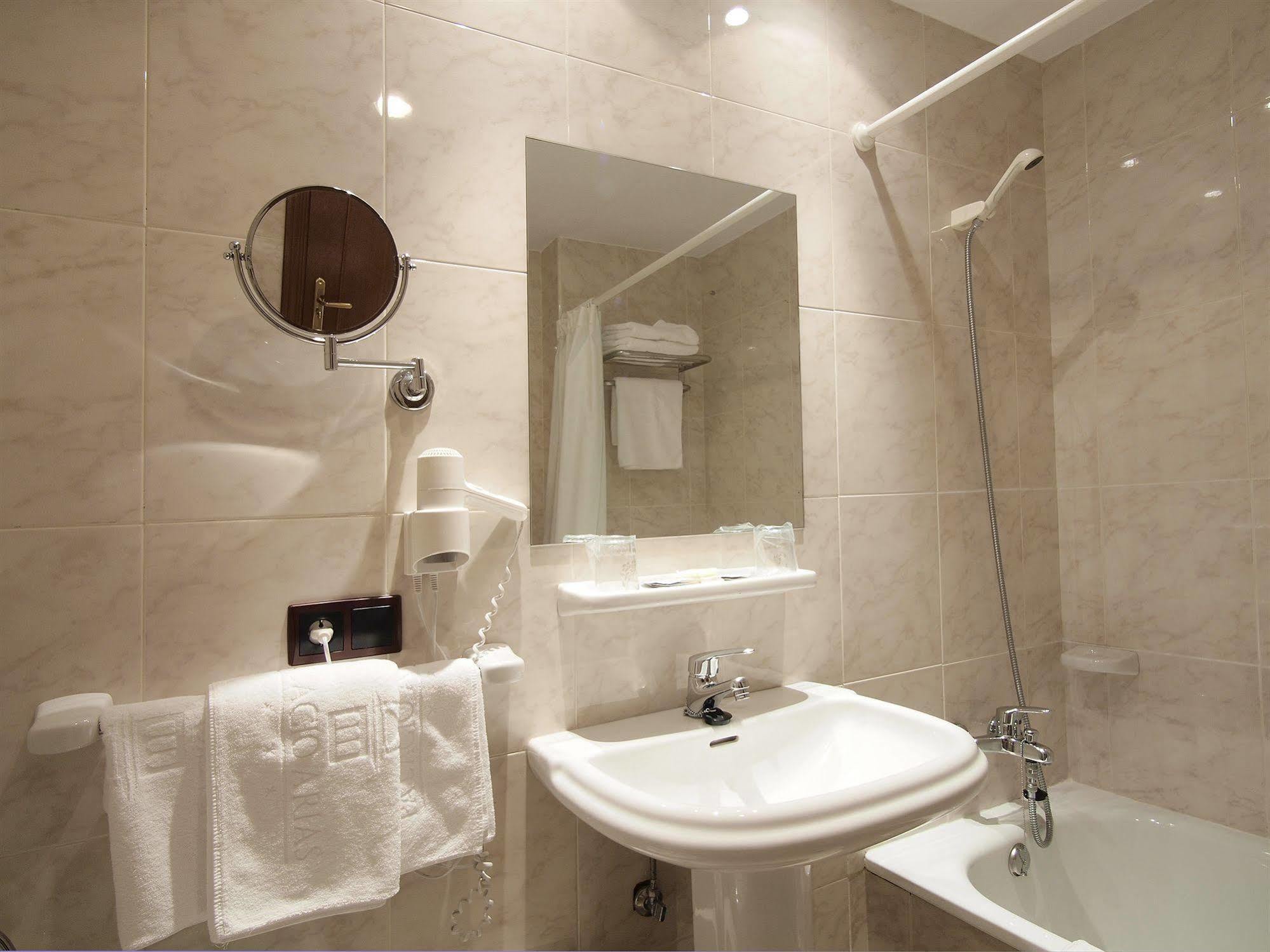 Hotel Y Apartamentos Arias Navia Phòng bức ảnh