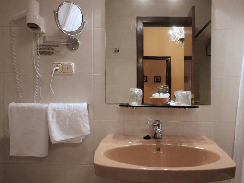 Hotel Y Apartamentos Arias Navia Ngoại thất bức ảnh